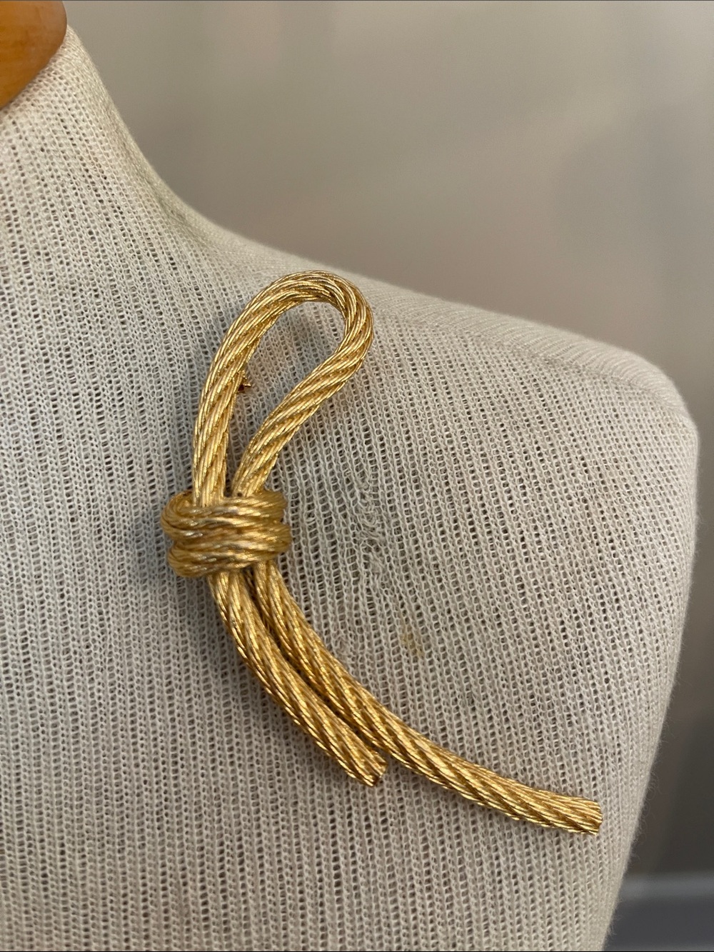 Christian Dior Vintage Knotted Rope Brooch - Gold-tone Metal - Picture 16 of 17